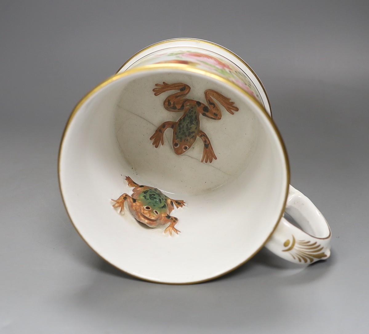 A large 19th century painted ‘present’ souvenir frog mug 12cm